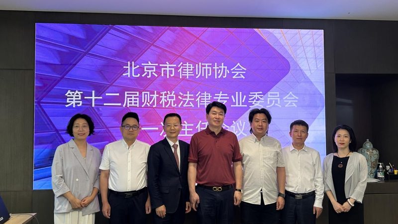 在选择建筑资质升级代办机构时，企业应关注以下几个方面：